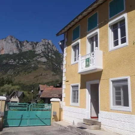 בית נופש House Le Roucatel *